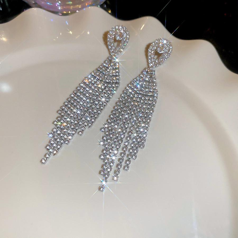 Silver Needle Court-Style Rhinestone Tassel Earrings: Elegant, High-End Light Luxury with a Fashionable, Exaggerated Design.