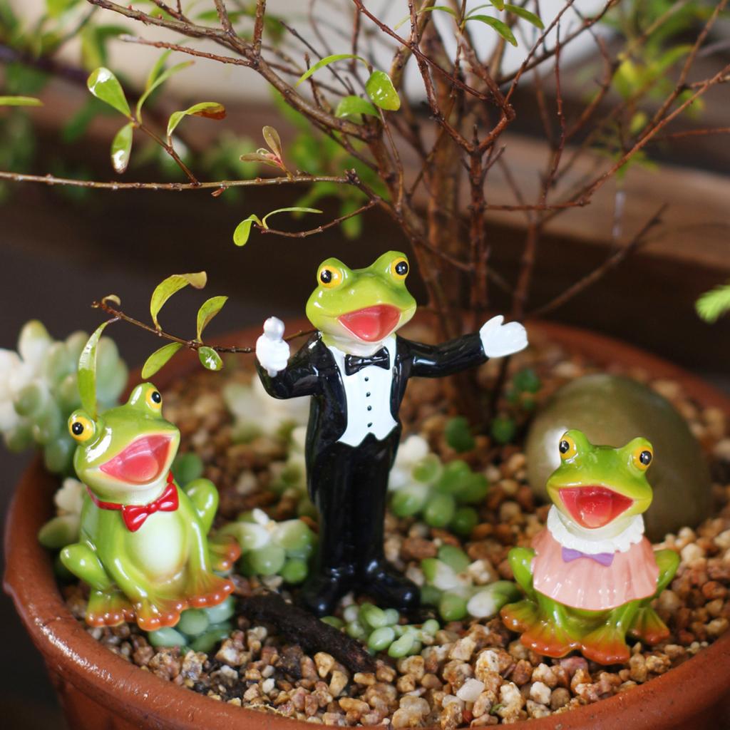 Set of 3 Frog Choir Figurines Garden Ornaments Resin Material Decorative Frog Statues for Outdoor Indoor Display