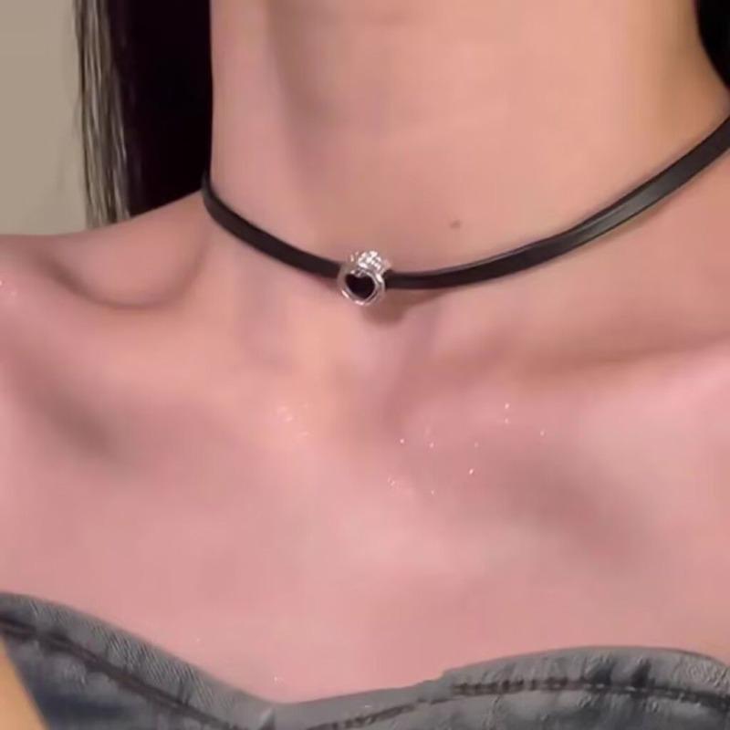 Multi-layered Cute Heart-shaped Necklace for Women, Stylish and Cool, Black Leather Rope Chain, Collar Chain