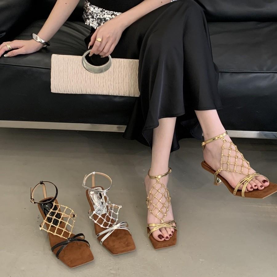 French sense black low heel thick heel toe sandals women's summer 2025 new chain word strap Roman shoes