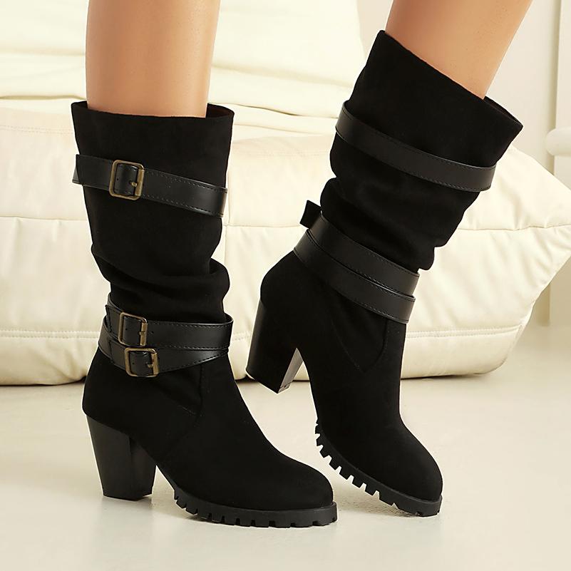 Didelio dydžio minkštos PU medžiagos apvadas su trijų eilių sagtimi moteriškiems vidutinio ilgio batams su smailėjančiu storu kulnu ir flokuota medžiaga blauzdos batams