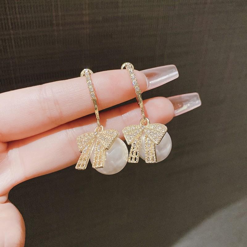 

Brogan Pearl Stud Earrings - Stylish and Unique Design, Super Shiny with Embedded Diamonds, Ear Accessories for A Fashionable Look белый