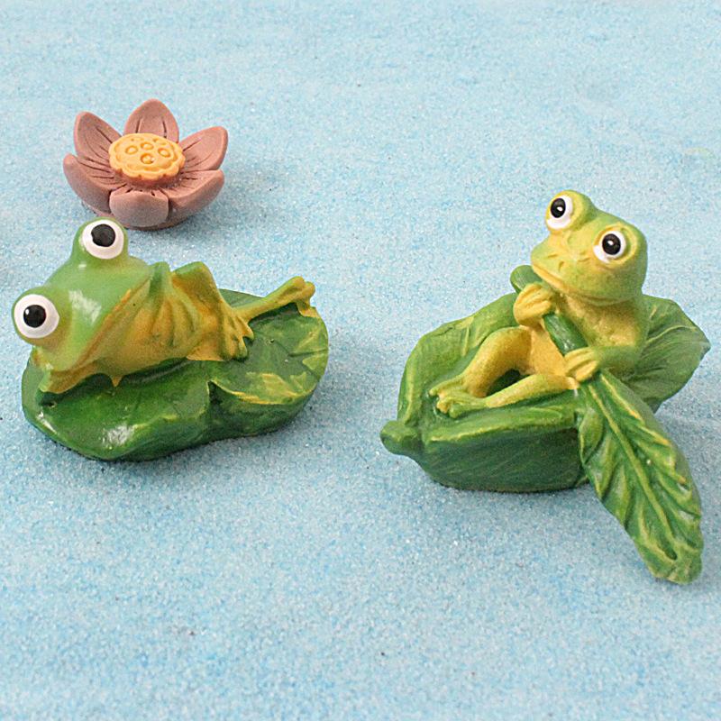 2 Stück Miniatur Harz Frosch Dekoration für Tischplatte Niedliche Froschmodelle für DIY Bastelarbeiten und Feengärten für Haus- und Bürodekor