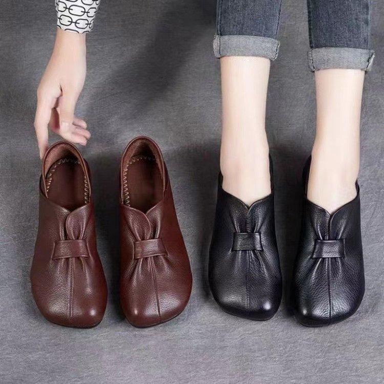Woodpecker Women's Genuine Leather Flat Shoes - Retro, Soft Sole, Non-Slip for Spring & Autumn, Ideal for Middle-Aged and Elderly.
