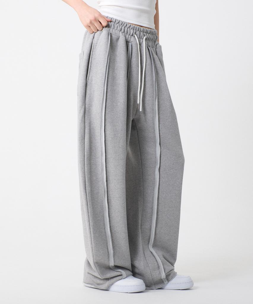 UNKNOWN PLANET Double-Pleat Wide Curved Cut Sweatpants Gray
