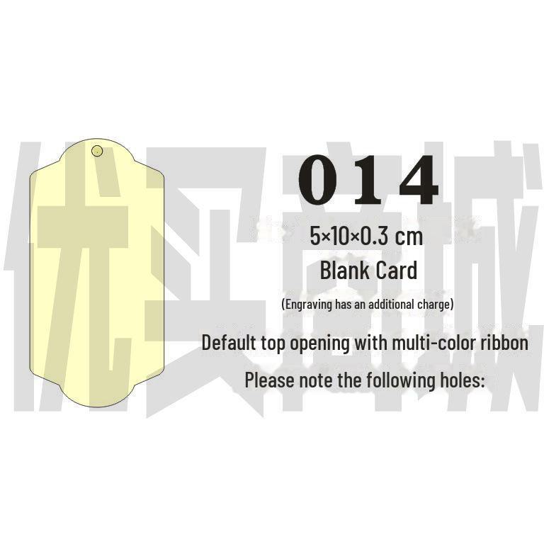 Gravovaná dřevěná karta s přáním s prázdnou visačkou a závěsnou cedulkou