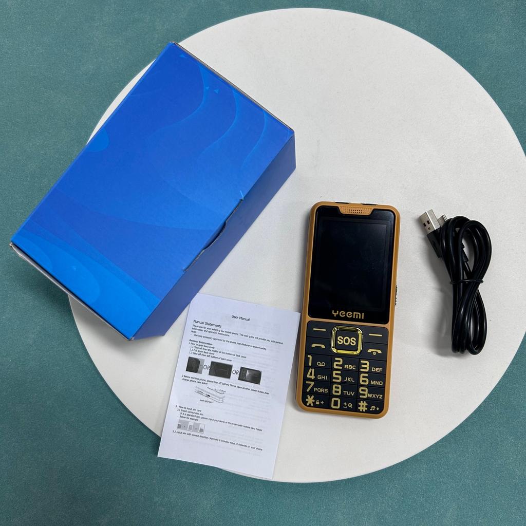 Nový YEEMI K3 GSM 2G mobilní telefon 2,4 palce HD Dual SIM 2500mAh Velká baterie Svítilna Type-C Fotoaparát Super tenký Tlačítkový telefon Pro seniory a studenty