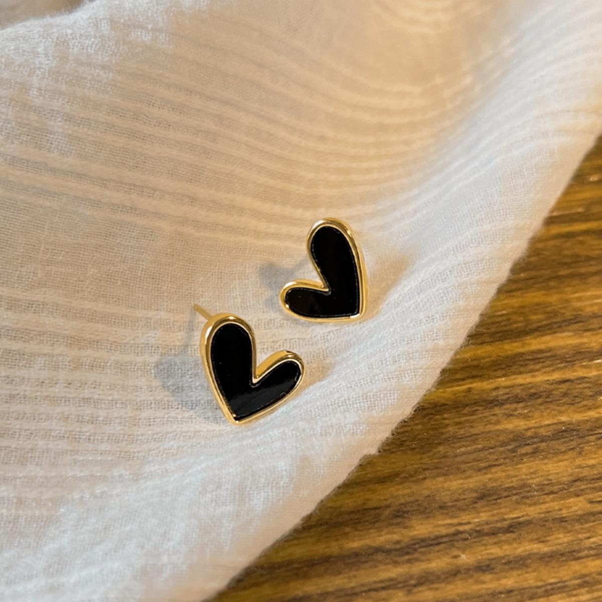 Fashion Vintage Tiny Heart Stud Earrings For Women Charms Elegant Blue Black White Red Enamel Heart Earrings Wedding Jewelry