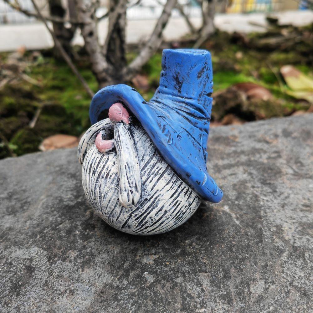 

Старая курящая игривая фигурка гнома из смолы, идеально подходящая для декоративных экспозиций в любой обстановке