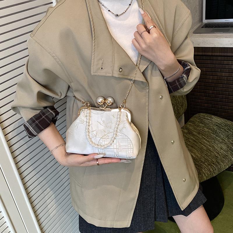 New Chinese Style Embroidered Bag Women's 2025 New Pearl Chain Messenger Bag Super Fire Niche Portable Gold Bag