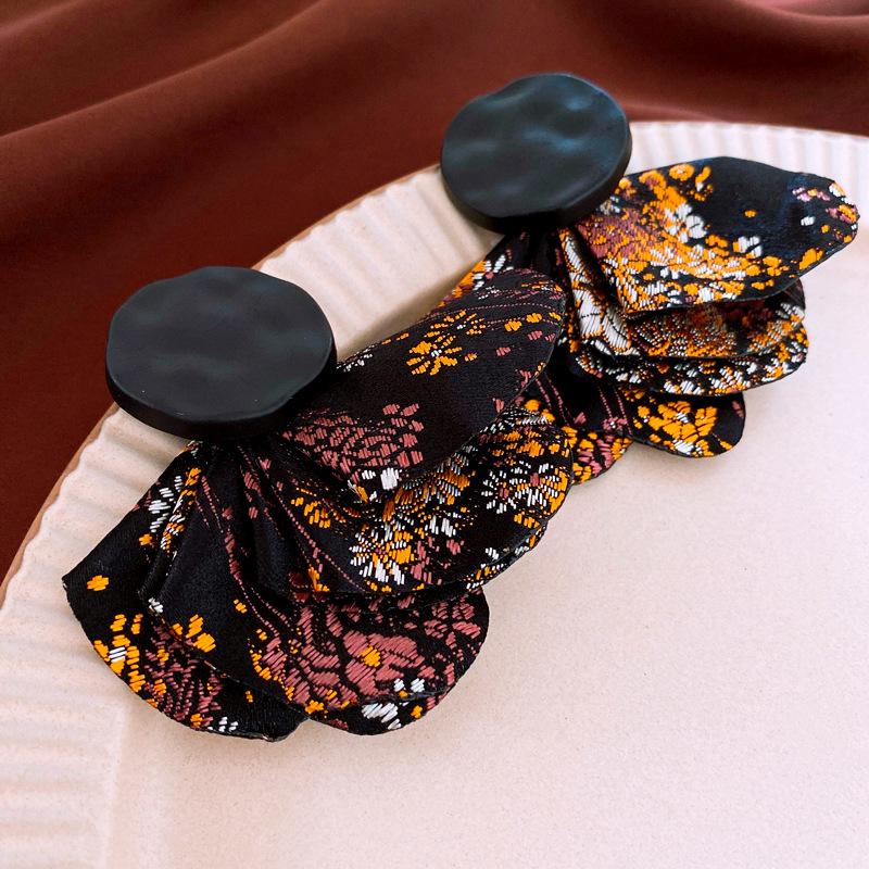 Kolczyki kwiaty wielowarstwowe czarne na srebrnych sztyftach - Eleganckie, wysokiej klasy kolczyki sztyfty o wszechstronnym designie.