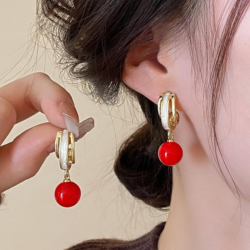 Simple high-end design niche temperament stud earrings women's light luxury fashion personalized earrings exquisite versatile sweet cool earrings