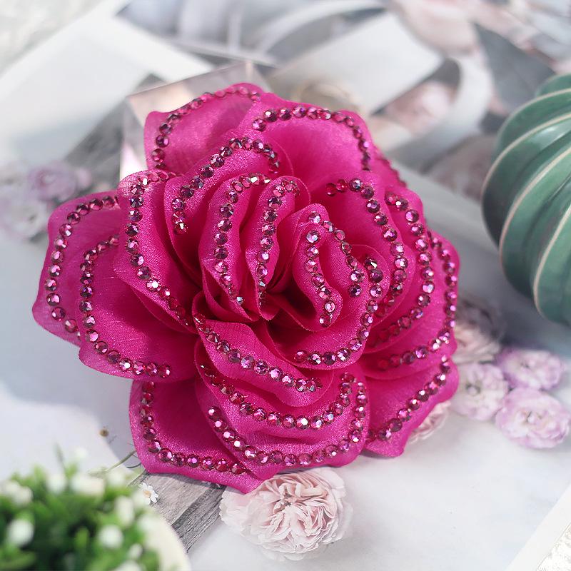 Set červených třpytivých květinových sponek do vlasů a náramku pro dívky na latinskoamerické tance