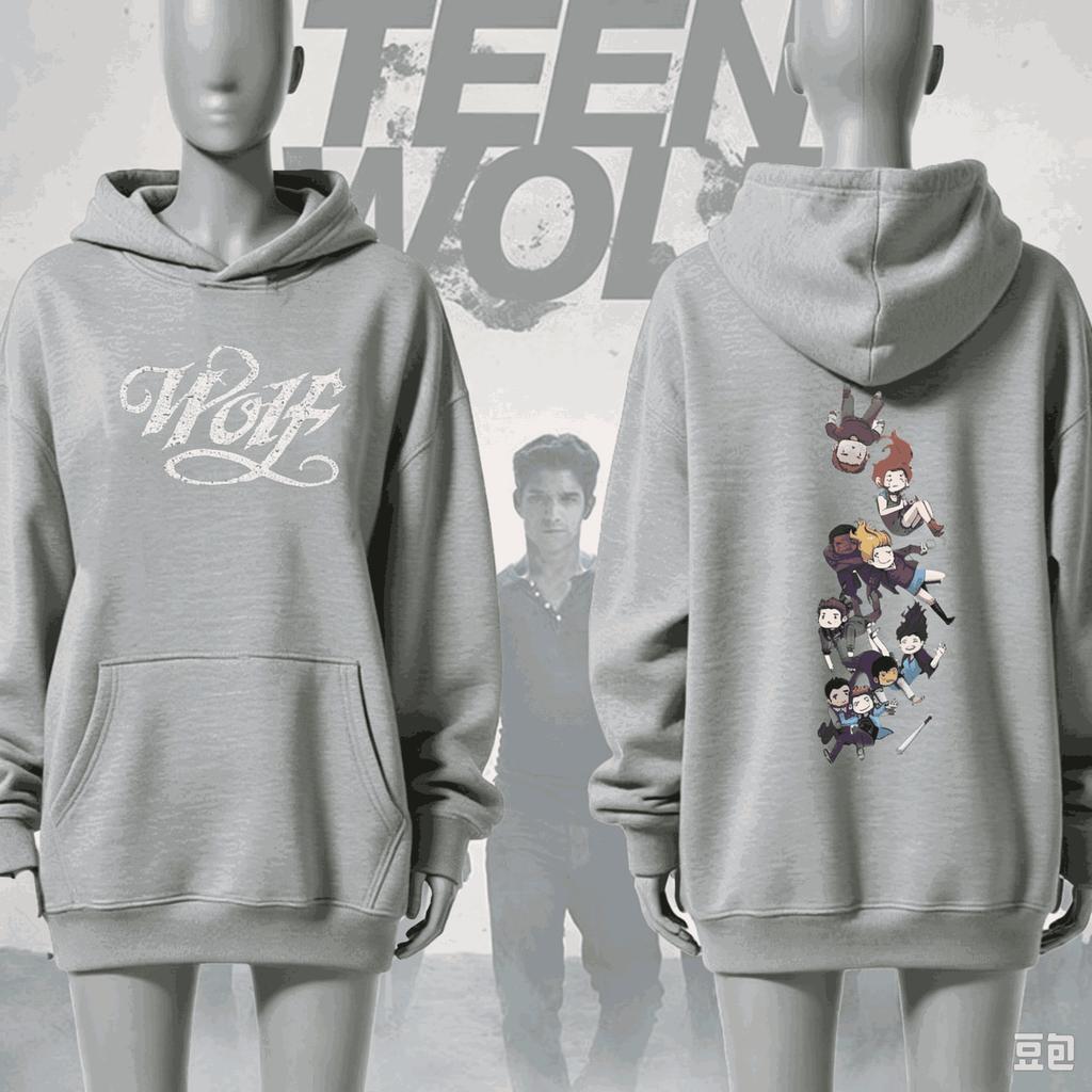2026 Uomo Donna Teen Wolf Serie TV Fronte Lettera Lupo Retro Collage Personaggi Grafica Felpa con Cappuccio Girocollo Casual Streetwear Felpa Unisex