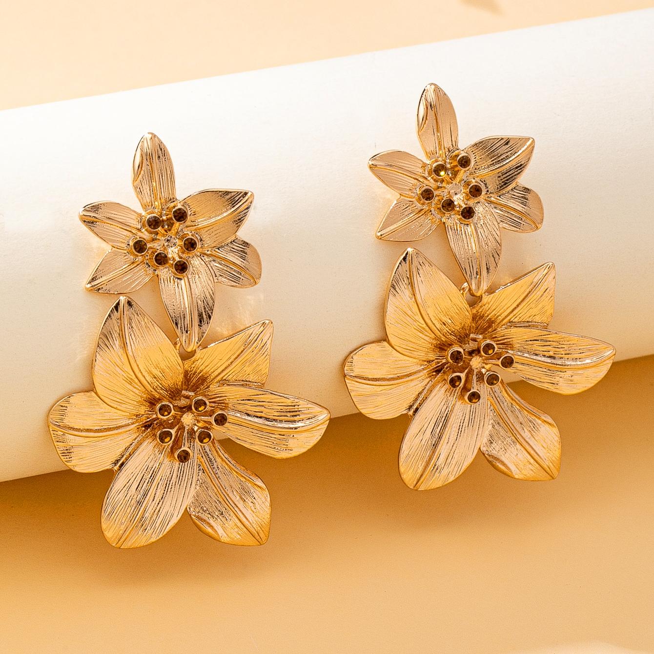 

A Pair of Fashionable Dangle Earrings for Women, Featuring a Bold and Exaggerated Design with Alloy Flowers and Rhinestone Pendants, Suitable for Eve