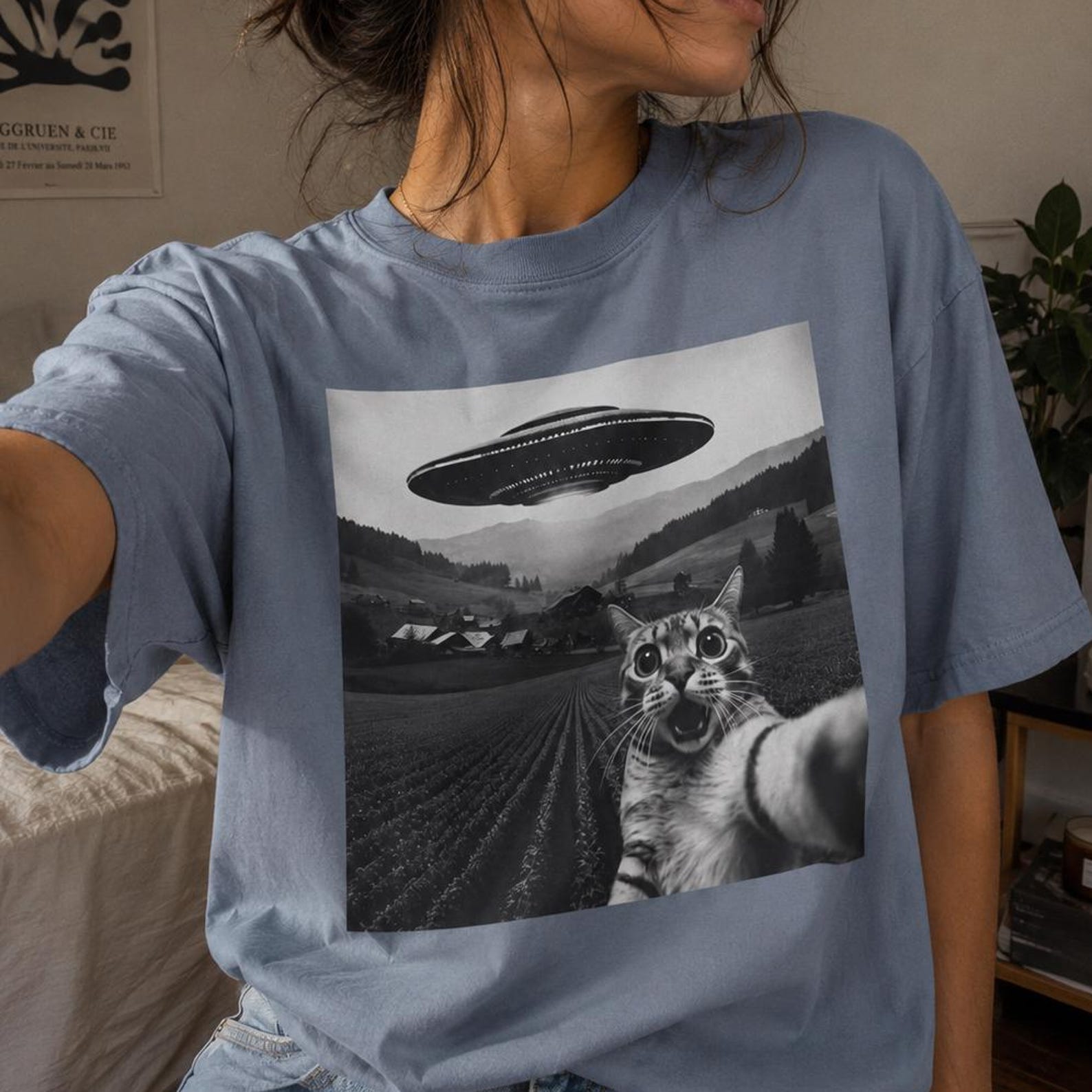 Cat Selfie UFO Retro Alien Abduction T-Shirt | Vintage Black & White 3XL