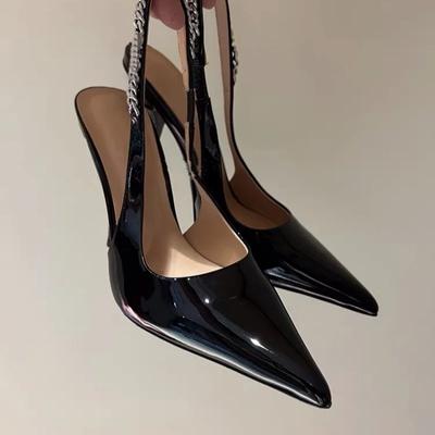 Mode 2025 Neue Kette Stilettoabsätze Damen Neue spitze Zehenpartie Leichter Ausschnitt Rot Hochzeitssandalen