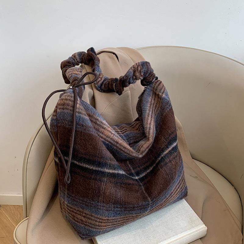 Woolen bag women's large-capacity new autumn and winter leopard print shoulder messenger bag casual commuter tote bag