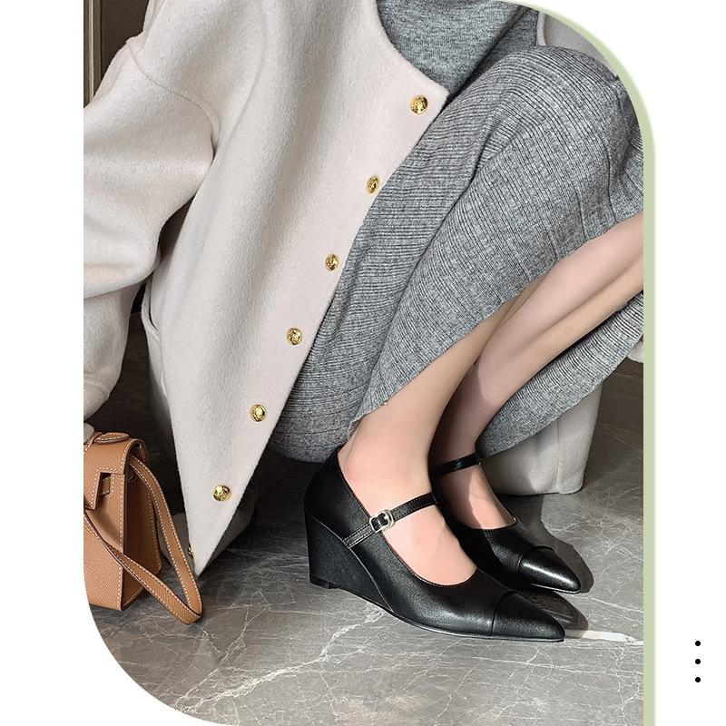 Frühling 2025 neue spitze Retro Mary Jane Keilabsatz kleine Lederschuhe flacher Ausschnitt Ein-Wort-Schnalle hochhackige Einzel Schuhe Frauen