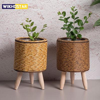Vintage Pflanzgefäße Imitation Rattan Blumenständer Gewebter Aufbewahrungskorb mit Holzbeinen Blumentopfständer Halter Korb Organizer