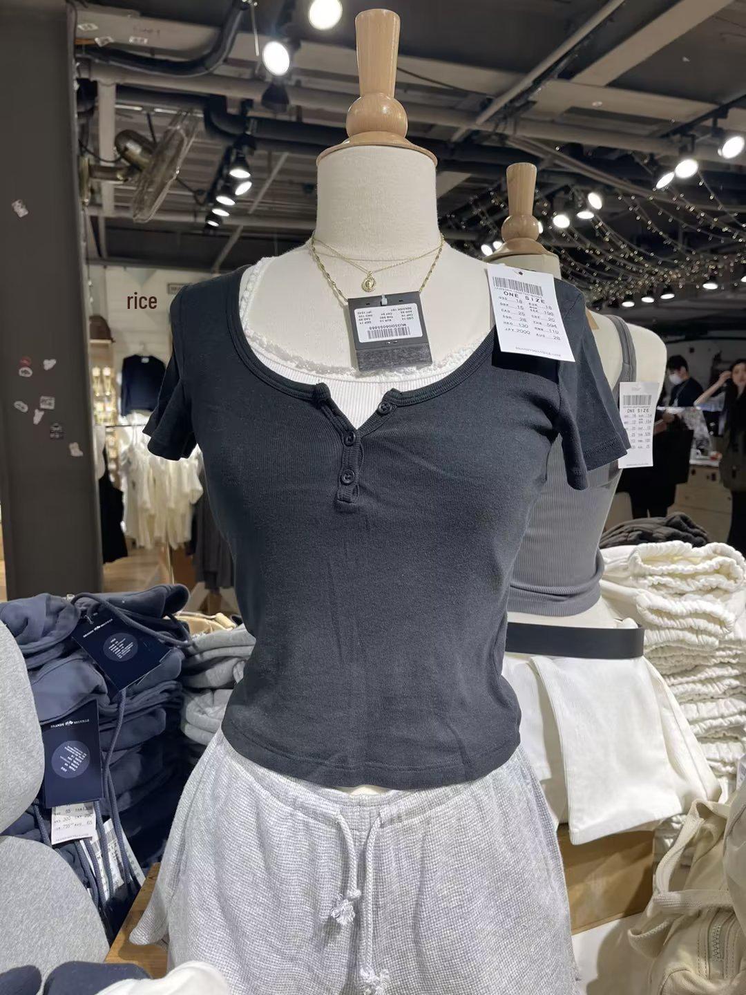 

New American Retro Three-Button Slim-Fit Women s T-Shirt - Trendy BM Inspired Short-Sleeve Top One Size чёрный