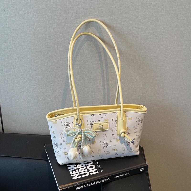 College students versatile fashion shoulder bag women's 2025 spring new simple large-capacity underarm bucket bag