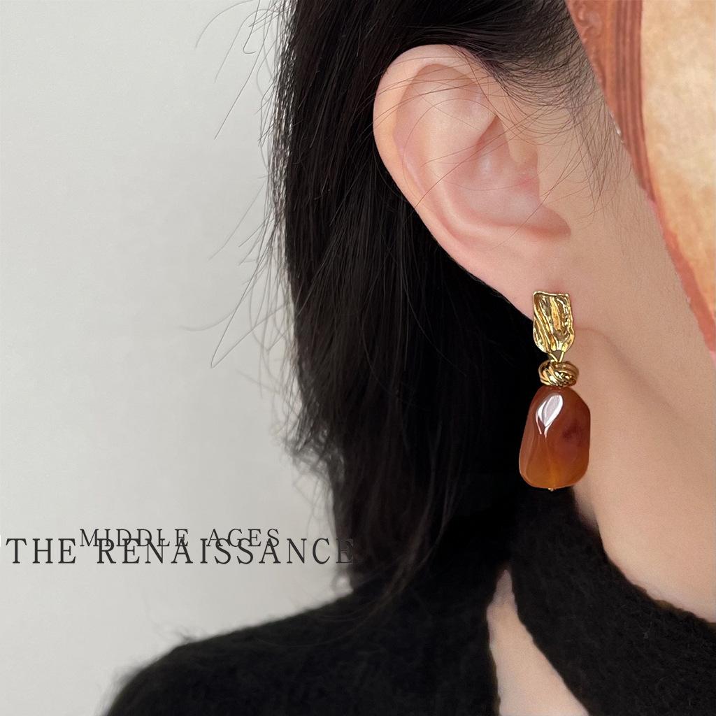 Windbernstein verschmierte Harz braune Steckerohrringe Retro Hongkong-Stil geometrischer übertriebener Ohrschmuck