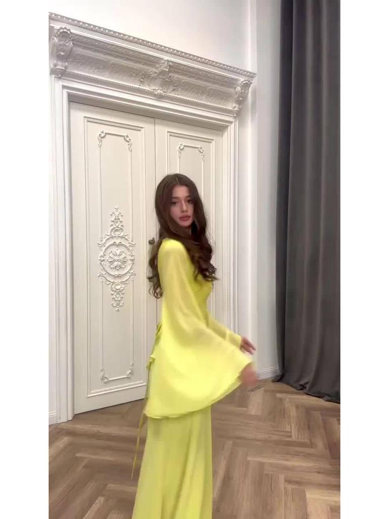 Sukienka w stylu dworskim na jesień 2024 r. z rękawami dzwonkowymi i falbanką