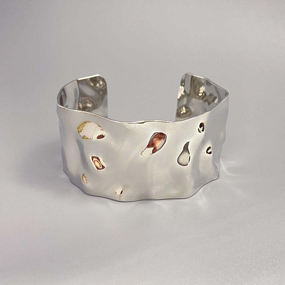 Elegant Light Luxury Irregular Open Cuff Bracelet for Women, Personalized Design, Wide-Brimmed Brass Wristband with High-End Feel.