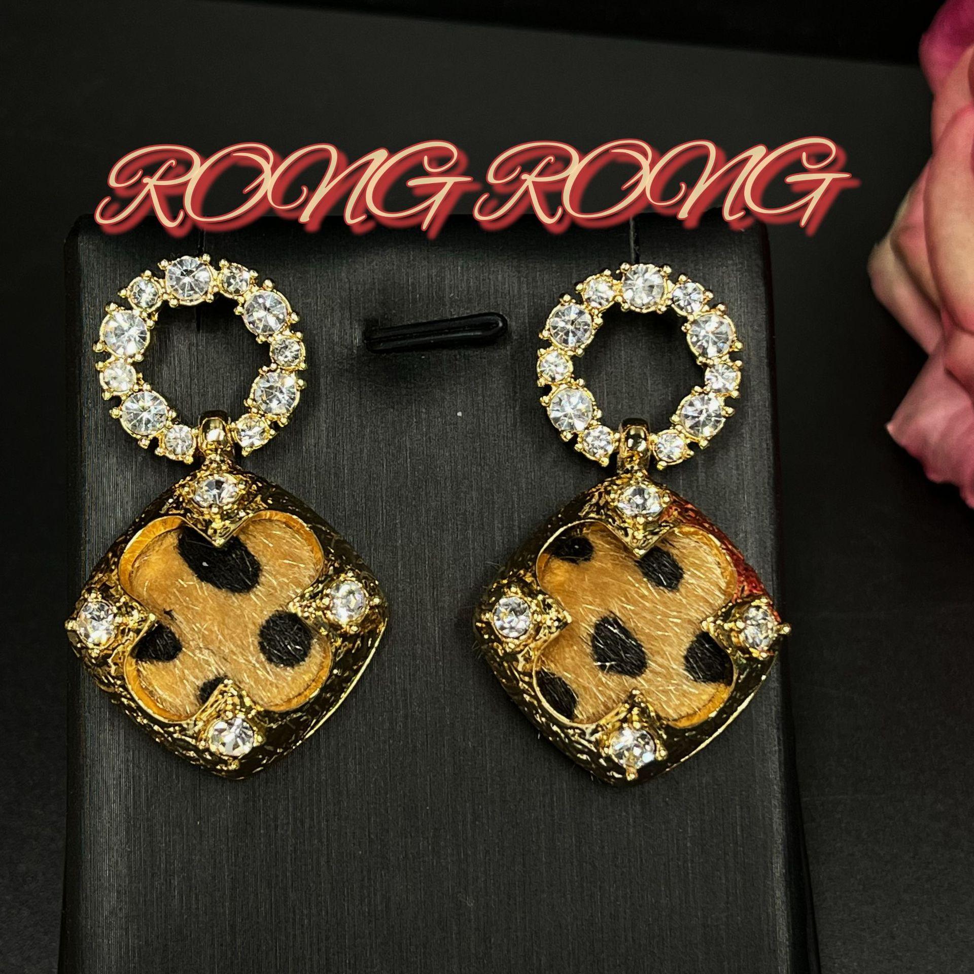 

Vintage Classic Clover Pendant Earrings With Light Luxury Fragrance Japanese Korean Fashion High Grade Studded
