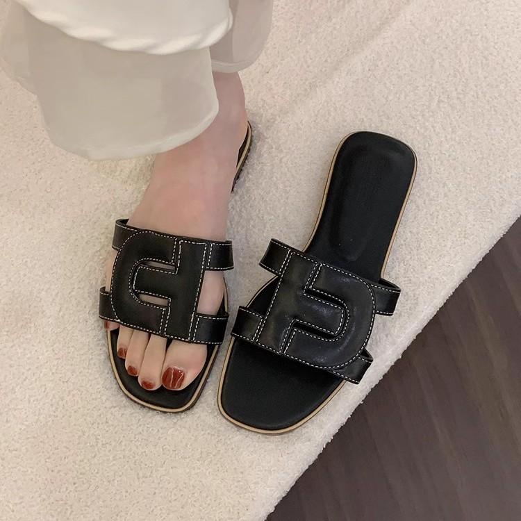 Flat-bottomed open-toed hollowed-out casual versatile one-word slippers 2025 new square-headed flat-bottomed beach embossed cool slippers women