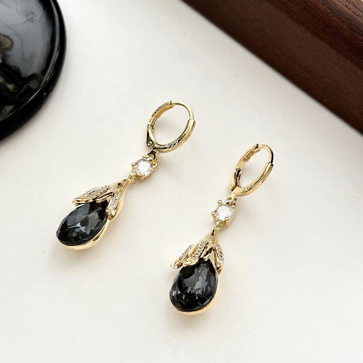 Elegant French Water Drop Rhinestone Earrings for Women, High-End Design, New Style. золотой
