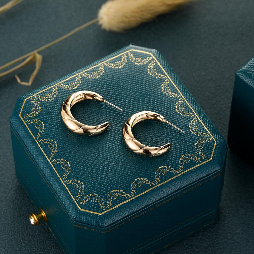 Stylish And Simple Personalized Earrings, Gold Glossy Semi-Round C-Shaped Earrings