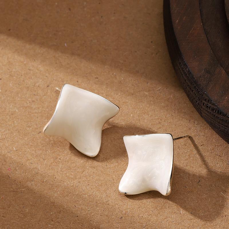

Mori sweet temperament simple irregular geometric square oil drip earrings light luxury high-end commuter earrings белый