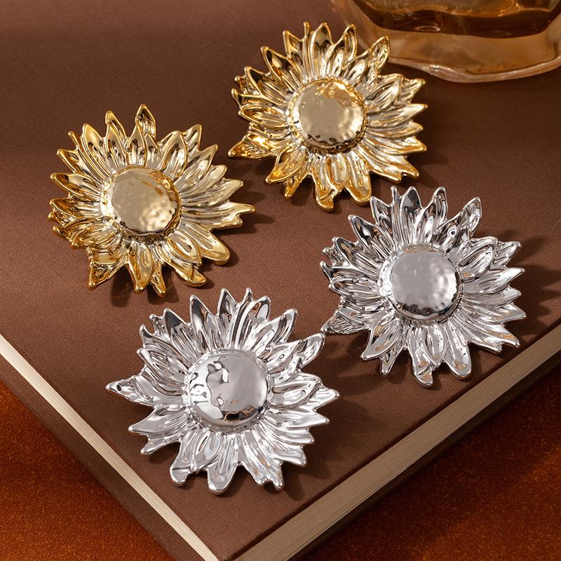 High-End Leichter Luxus Textur Blatt Ohrringe Metall Wind Personalisiert Dreidimensional Ccb Mehrschichtig Übertrieben Mehrschichtig Blume Ohrringe