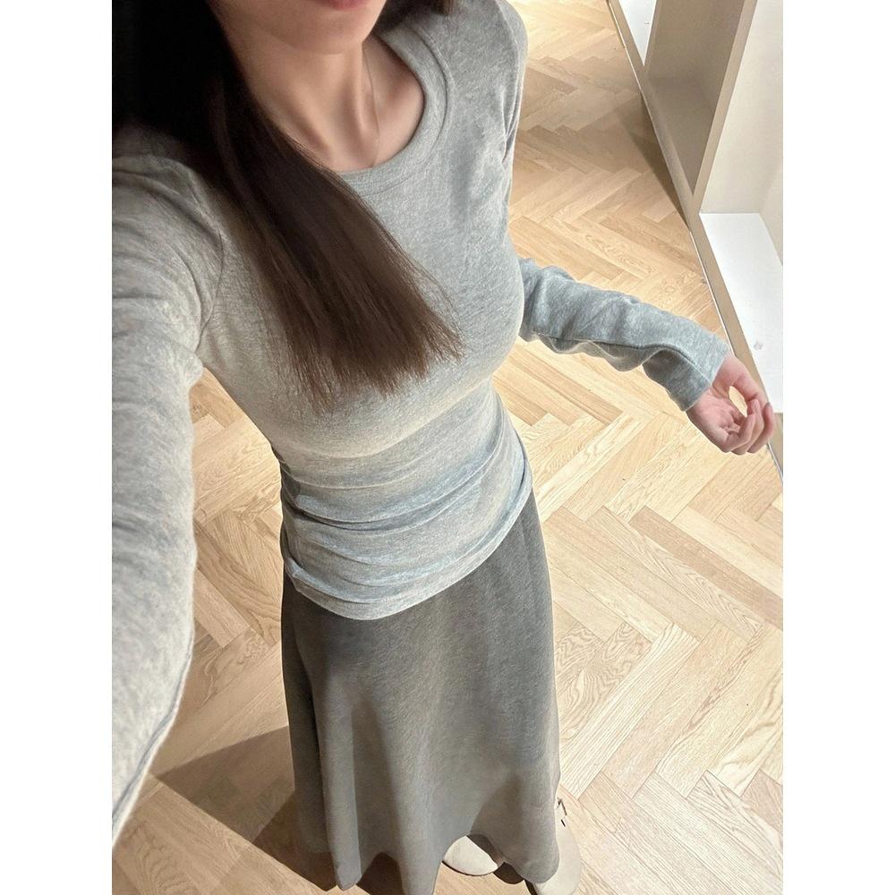 Women's Slim Fit Long-Sleeve T-Shirt, Solid Color, Ins Style, Brushed Fabric with Velvet Lining, Ideal Base Layer for All Seasons.