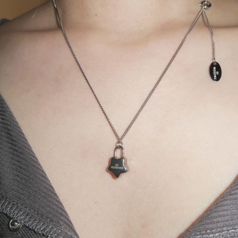 821WEBSERVICE Star Lock Necklace