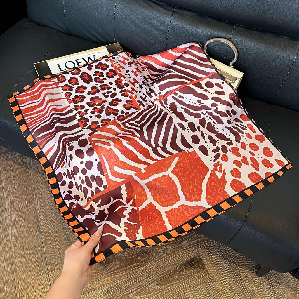 Simulated silk women's small square scarf, Korean cashew nut leopard print small silk scarf, headscarf, four-season scarf, professional scarf.