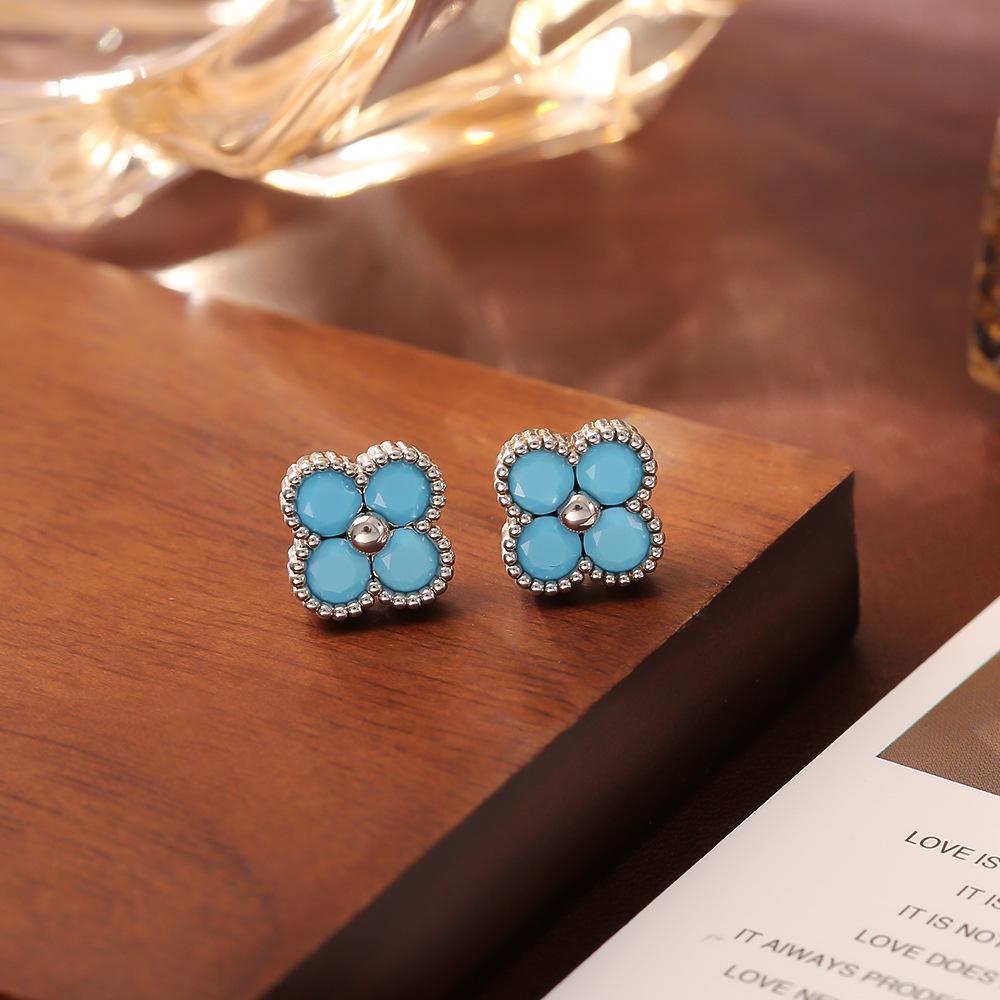 Стильное синее ожерелье-подвеска с четырехлистником и универсальный набор серег-гвоздиков