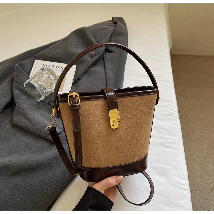 This year, the popular small bag women's bag 2025 new autumn and winter messenger bag premium matte retro portable bucket bag