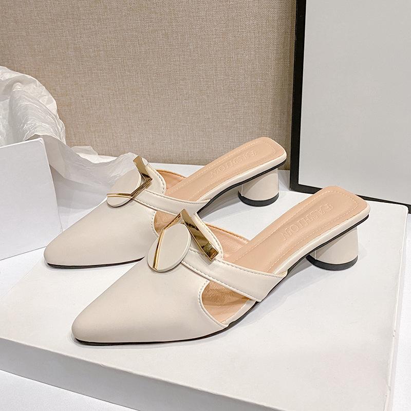 Baotou magassarkú szandál női 2025 nyári utcai viselet új hegyes orrú napi sokoldalú szoknya vastag sarok üreges szandál