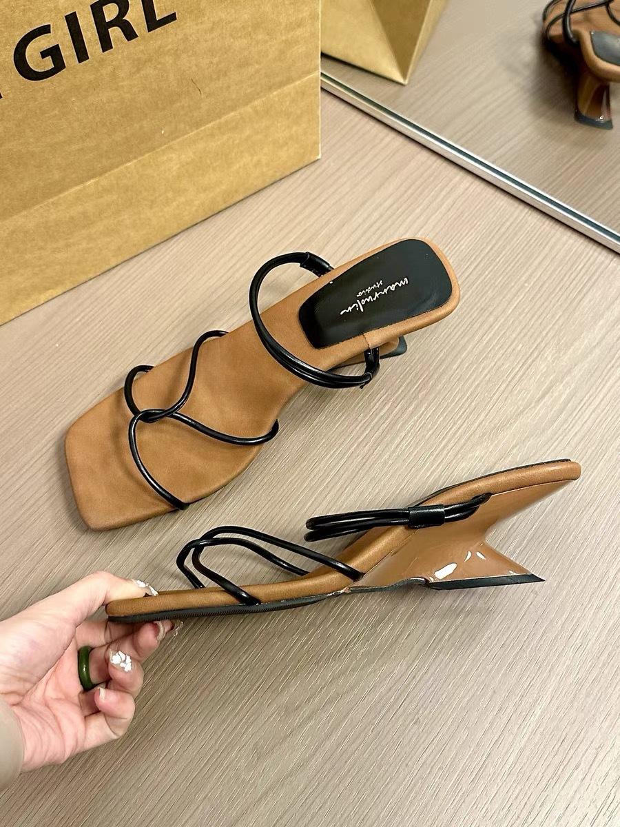 

French brown open-toed sandals women s summer new mid-heel two wear cool slippers with skirt fashion temperament high heels 40