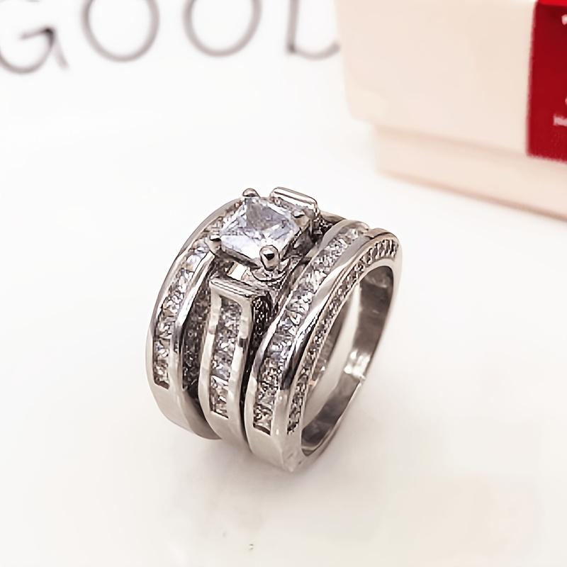 A stylish, luxurious, and dazzling engagement and wedding ring set for couples is suitable for daily wear, parties, birthdays, Valentine's Day,