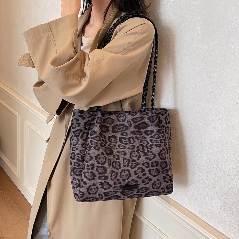 

Премиальная фактура сумка-тоут женская большая вместительная сумка подмышкой в стиле ретро с леопардовым принтом фланелевая сумка через плечо женская сумка чёрный