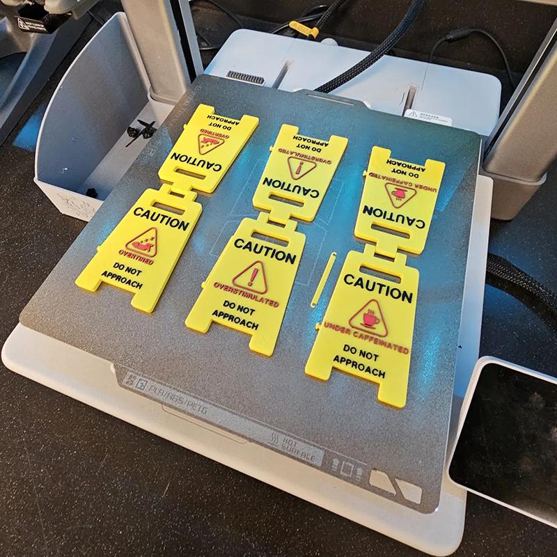 Varning Överstimulerad Skrivbordsskylt 3D-tryckt Kontorsskrivbord Varning Överarbetad Närma Dig Inte Varningsskylt Humor Skrivbordsdekoration