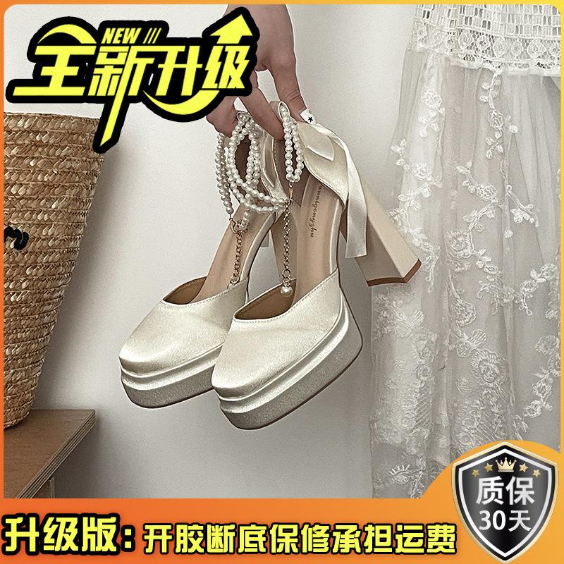 Båge temperament högklackar dam 2025 vår ny bär vattentät bord mode fransk superhög klack sandaler tidvatten