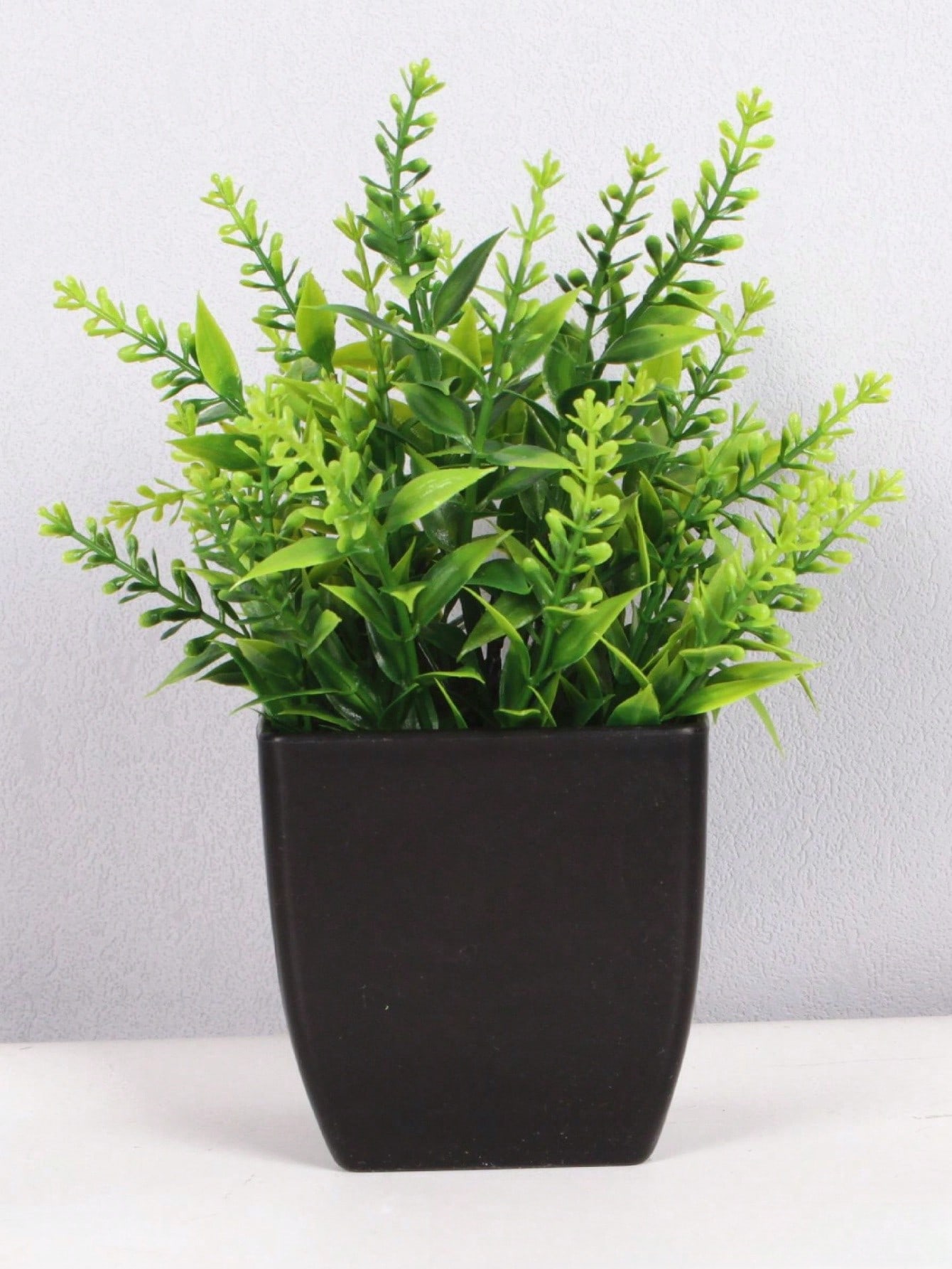 

1 шт. Поддельный черный горшок для растений, мини-искусственный эвкалипт в горшке для украшения стола в помещении, дома, офиса, фермерского дома, ванной комнаты S лавандовый