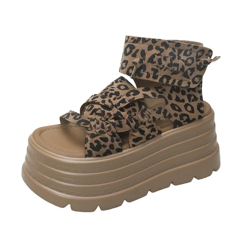 Modne sandały letnie 8 cm na koturnie, sneakersy, nowe 2025, damskie, plażowe klapki, wysoka platforma, sandały codzienne, oddychające kapcie do chodzenia