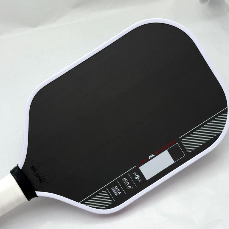 Heat-pressed one-piece four-generation core carbon fiber pickup rackets