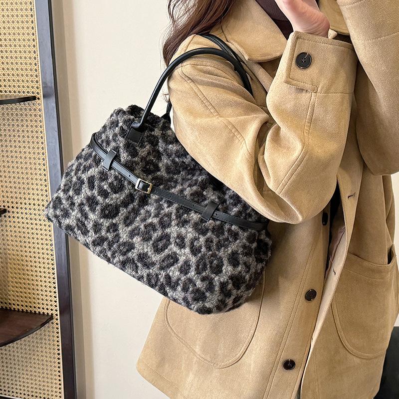 Fashion leopard print handbag women's new simple personalized shoulder bag niche woolen underarm bag